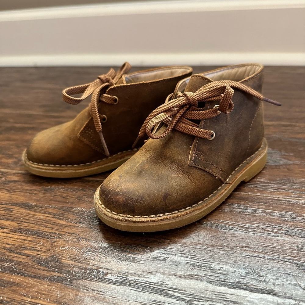 Clarks desert boot toddler size 8 EUC